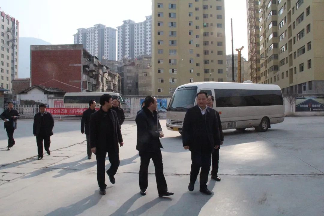 隴南市委常委、常務(wù)副市長張慶宏、副市長徐世林、市人大副主任陳榮等一行深入隴運(yùn)集團(tuán)公司武都汽車站開展春節(jié)前走訪慰問活動(dòng)