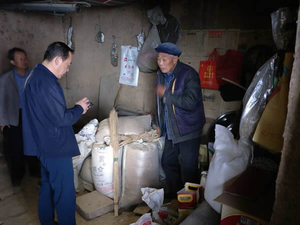 隴運(yùn)集團(tuán)公司黨委書記、董事長李寅祥同志深入琵琶鎮(zhèn)寧強(qiáng)村開展幫扶工作