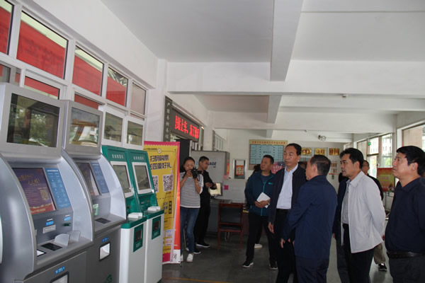 市安委辦主任、安監(jiān)局局長(zhǎng)李永宏一行到隴運(yùn)集團(tuán)公司檢查指導(dǎo)工作