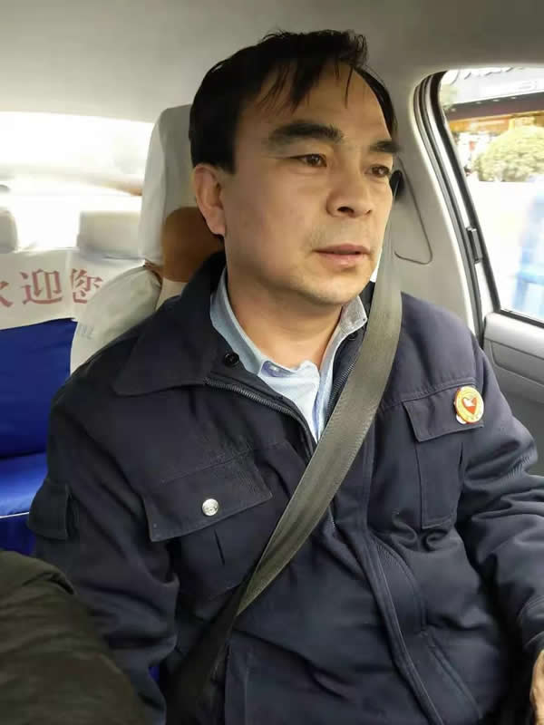 【拾金不昧】為隴運(yùn)集團(tuán)潤(rùn)祥出租車公司駕駛員“王劉德”點(diǎn)贊！！