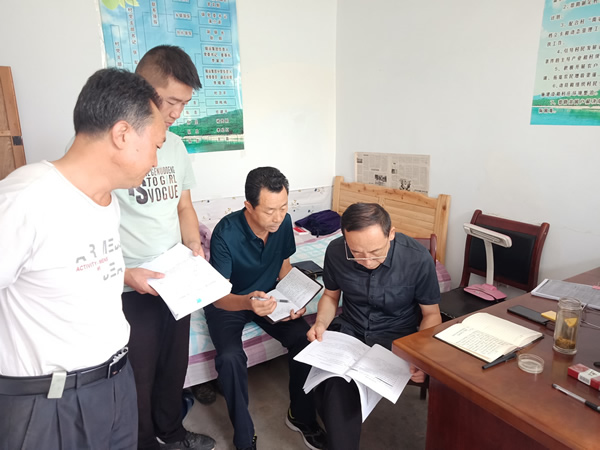 隴運(yùn)集團(tuán)公司黨委書記、董事長李寅祥深入琵琶鎮(zhèn)寧強(qiáng)村檢查指導(dǎo)幫扶工作