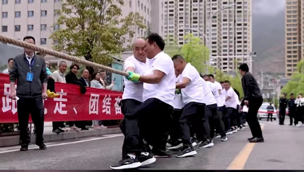 中國(guó)夢(mèng)·勞動(dòng)美--凝心聚魂跟黨走 團(tuán)結(jié)奮斗新征程 隴運(yùn)集團(tuán)公司參加隴南市慶“五一”市直單位職工拔河比賽